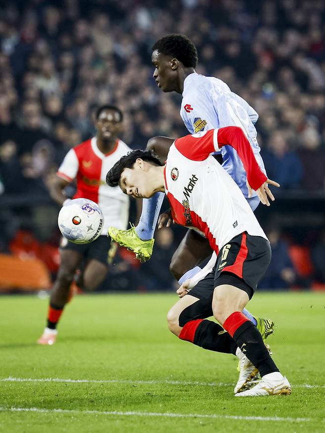 Feyenoord midfielder Hwang In-beom, front right, in action during an Eredivisie match against Sparta Rotterdam in Rotterdam, Netherlands on Jan. 18. [EPA/YONHAP]