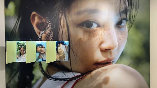 Photos are displayed on the second floor of singer Jennie’s first photo exhibition, "J2NNI5," at Youthquake in Jongno District, central Seoul, on Jan. 16, the opening day of the two-week exhibition. The show features images taken when Jennie was 25 and runs through Jan. 29 to mark her 30th birthday. [KIM MYEONG-JI]
