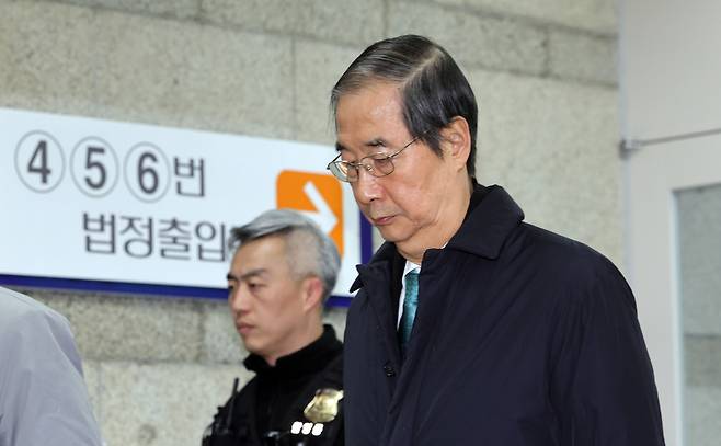 Former Prime Minister Han Duck-soo arrives for his first-instance sentencing hearing at the Seoul Central District Court on Nov. 26, 2025. [YONHAP]