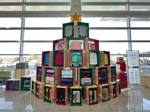 충북 청주광림교회 업사이클링 팀이 사용하지 않는 캐리어를 활용해 지난달 청주공항 출국장에 세운 성탄트리. 청주광림교회 제공