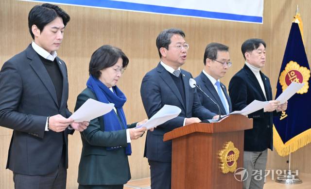 경기지역 국회의원들이 19일 오전 도의회 기자회견장에서 이재명 대통령에 대한 검찰의 공소 취소를 요구하며 기자회견을 하고 있다. 홍기웅기자