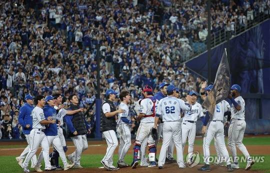 승리한 뒤 기뻐하는 삼성 선수들 / 사진=연합뉴스
