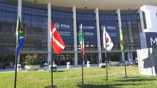 PGA 쇼에 참가한 브랜드의 국가 국기가 전시장 입구에 게양되고 태극기도 자리한다. 사진_류시환