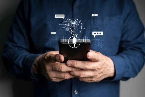 ▲모바일을 이용한 AI 챗봇과의 대화를 구현한 이미지. 사진=Getty Images Bank