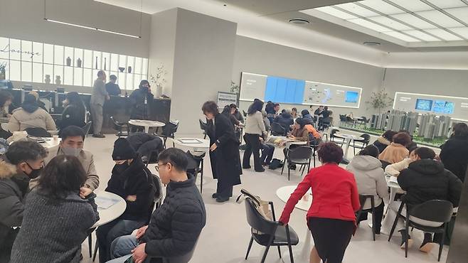 지난해 11월 경기 평택시 ‘브레인시티 푸르지오’ 견본주택에 방문객이 몰려 상담을 받고 있다. 브레인시티 푸르지오