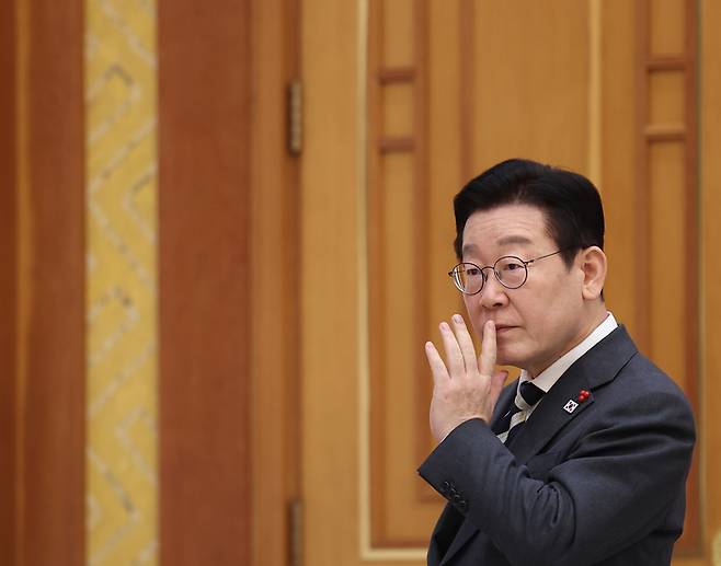 이재명 대통령이 지난 16일 청와대에서 아소 다로 전 일본 총리와 면담에 앞서 권혁기 의전비서관과 대화하고 있다. [연합뉴스]