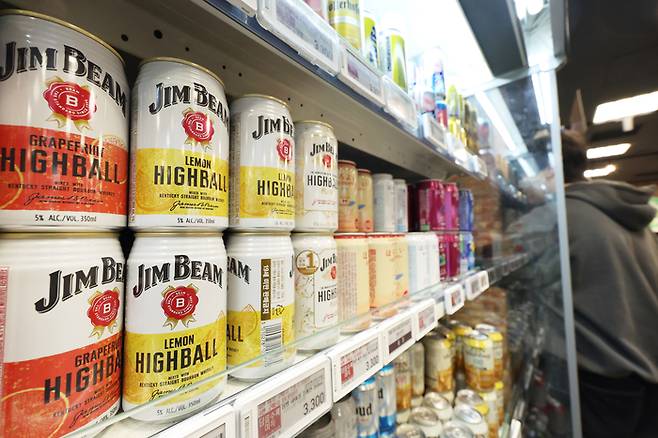 하이볼 15% 싸진다…저도수 혼성주류 주세 감면
    (서울=연합뉴스) 진연수 기자 = 사진은 이날 서울시내 한 대형마트에 진열된 하이볼 상품들. 2026.1.16  jin90@yna.co.kr