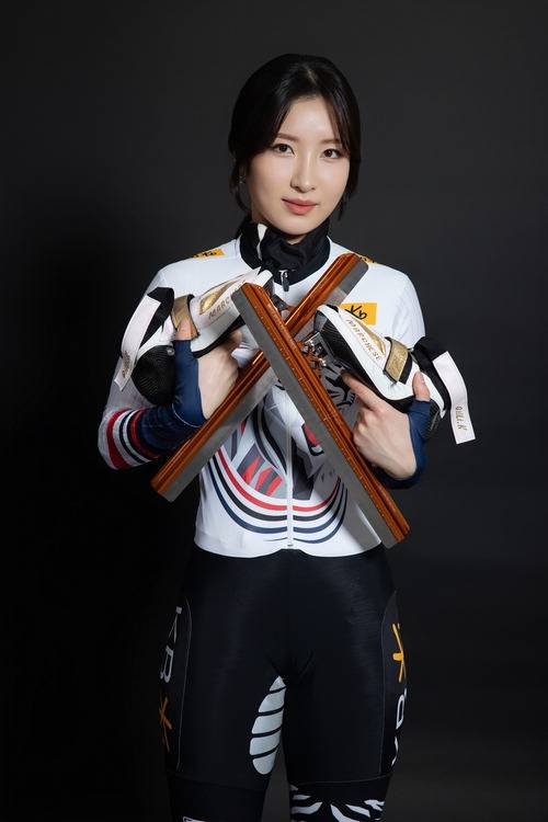 밀라노·코르티나담페초 동계올림픽 2관왕에 도전하는 한국 쇼트트랙의 간판 김길리가 스케이트화를 들고 포즈를 취하고 있다.  700크리에이터스