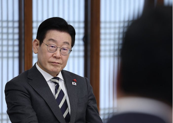 발언 듣는 이재명 대통령. (사진=연합뉴스)