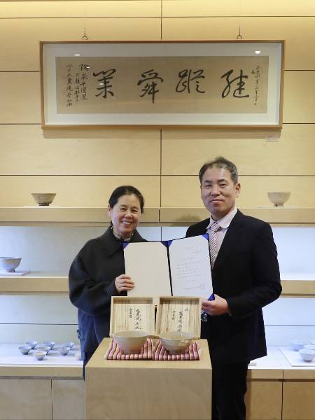 김상현 오킨스전자 부사장과 천경희 도천도자미술관 대표가  도자 작품 기증식 및 자매결연식 이후 기념촬영을 하고 있다. 기증된 작품은 정호찻사발 2점이다 /사진제공=오킨스전자