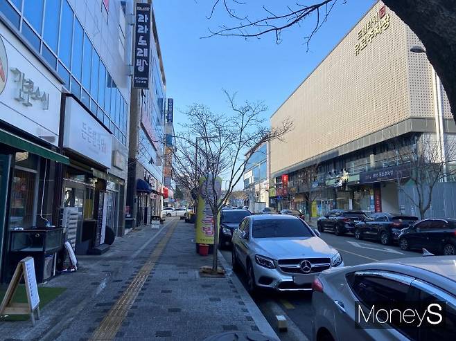 대구혁신도시 업무지구는 평일 점심시간이 아니면 사람을 보기가 힘들다. 경부고속도로를 경계로 주거와 업무지구가 나뉘었고 공동화 현상이 심각한 상황이다. 사진은 대구혁신도시 업무지구 내 상가들. /사진=최성원 기자