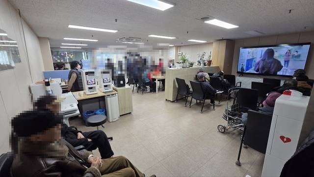 도봉구 지체장애인 전용 쉼터를 이용 중인 구민들이 휴식과 교류 시간을 보내고 있다. 도봉구청 제공