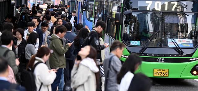 출근하는 직장인들. 박윤슬 기자