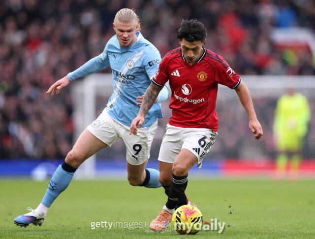 엘링 홀란(왼쪽)과 리산드로 마르티네스./게티이미지코리아