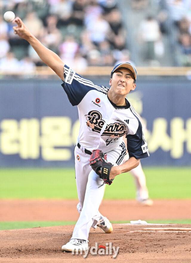 23일 오후 서울 잠실야구장에서 진행된 '2025 프로야구 KBO리그' 두산베어스와 KT위즈의 경기. 두산 제환유가 선발등판해 역투하고 있다./마이데일리