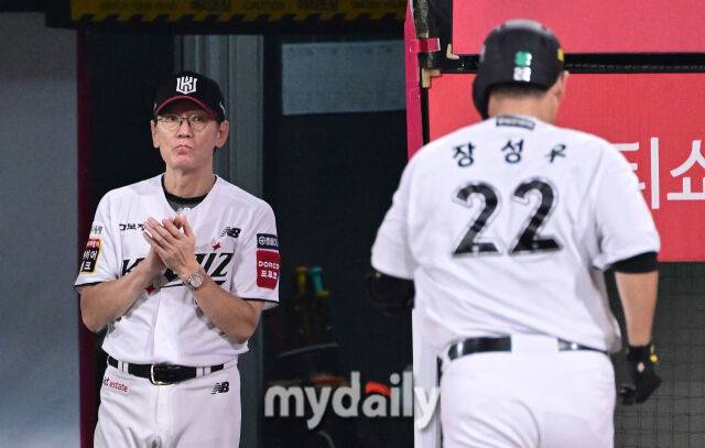 2025년 9월 3일 오후 경기도 수원KT위즈파크에서 열린 '2025 신한 SOL뱅크 KBO 리그' 롯데 자이언츠와 KT 위즈의 경기. KT 장성우가 5회말 선두타자로 나와 솔로홈런을 친 뒤 이강철 감독의 축하를 받고 있다./마이데일리
