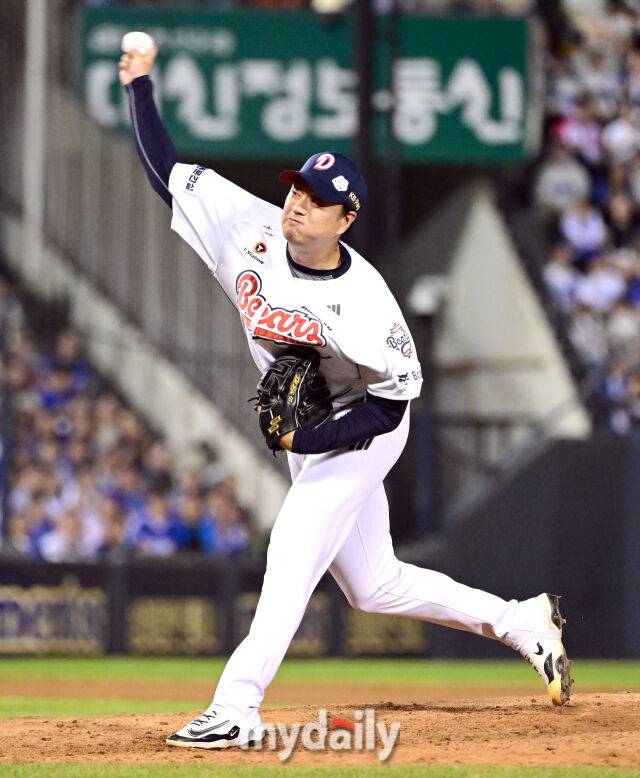 2025년 8월 28일 오후 서울 잠실구장에서 열린 '2025 신한 SOL뱅크 KBO 리그' 삼성 라이온즈와 두산 베어스의 경기. 두산 이영하가 7회초 구원등판해 역투하고 있다./마이데일리