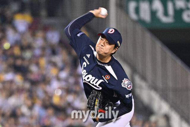 30일 서울 잠실야구장에서 열린 '2025 신한 SOL BANK KBO리그' 두산 베어스와 LG 트윈스 경기. 두산 이영하가 6회말 1사 1-2루에 교체되 마운드에 올라 힘차게 투구하고 있다./마이데일리