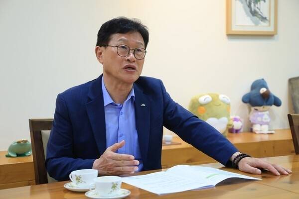 대구 수성구의 문화도시 사업과 정책을 설명하는 김대권 대구광역시 수성구청장.