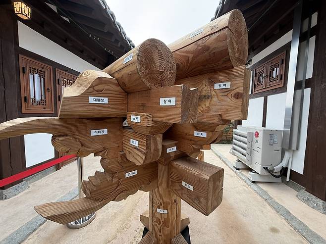 전주 한옥마을 한옥산업관에 전시된 전통목조건축에서 처마의 무게를 받치기 위해 기둥머리에 짜 맞추어 댄 부재 ‘공포’의 구조. 윤성현 기자