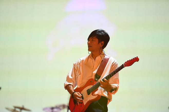 최근 서울 KSPO돔에서 열린 조용필과 위대한 탄생 공연에서 기타리스트 최희선이 길모어의 HS-1 모델을 메고 연주하고 있다. [본인 제공]