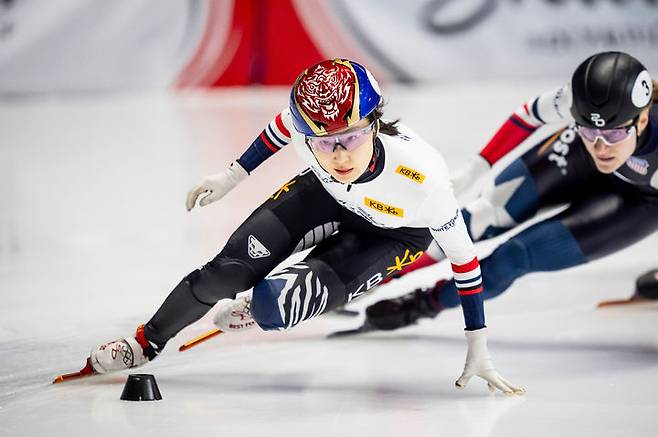 [몬트리올=AP/뉴시스] 최민정이 19일(현지 시간) 캐나다 퀘벡주 몬트리올의 모리스 리처드 아레나에서 열린 2025-26 국제빙상경기연맹(ISU) 쇼트트랙 월드투어 2차 여자 1500m 결승에서 역주하고 있다. 최민정은 2분17초399로 가장 먼저 결승선을 통과하며 금메달을 따냈다. 2025.10.20.