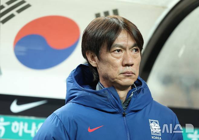 [서울=뉴시스] 황준선 기자 = 18일 오후 서울 마포구 서울월드컵경기장에서 열린 축구 국가대표팀 평가전 대한민국과 가나의 경기, 대한민국 홍명보 감독이 경기장에 입장해 있다. 2025.11.18. hwang@newsis.com