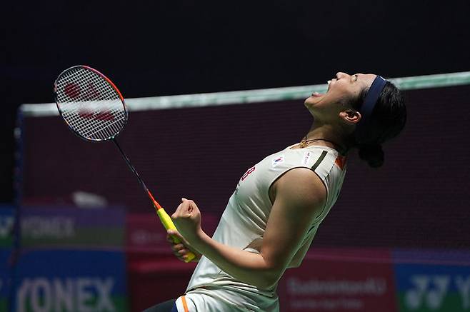 [뉴델리=AP/뉴시스] 안세영(1위)이 18일(현지 시간) 인도 뉴델리에서 열린 2026 세계배드민턴연맹(BWF) 월드투어 슈퍼 750 인도오픈 여자 단식 결승에서 왕즈이(2위·중국)를 물리친 후 환호하고 있다. 안세영이 2-0(21-13 21-11)으로 승리하며 대회 2연패를 달성했다. 2026.01.18.