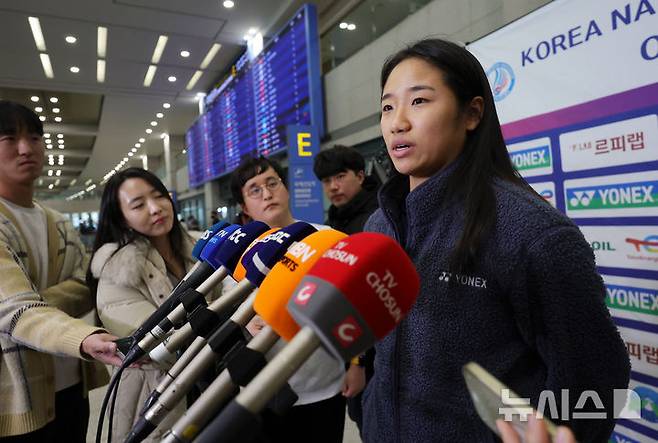 [인천공항=뉴시스] 홍효식 기자 = 세계배드민턴연맹(BWF) 월드투어 인도 오픈(수퍼 750)에서 우승한 안세영이 19일 인천국제공항 제1터미널로 귀국해 취재진 질문에 답하고 있다. 2026.01.19. yesphoto@newsis.com