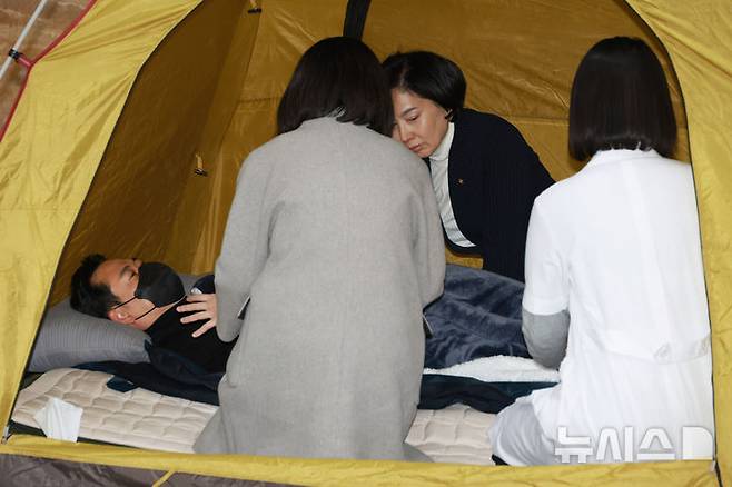 [서울=뉴시스] 고승민 기자 = 닷새째 단식농성 중인 장동혁 국민의힘 대표가 19일 서울 여의도 국회 로텐더홀에서 의료진에게 진찰을 받고 있다. 2026.01.19. kkssmm99@newsis.com