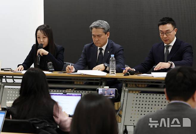 [서울=뉴시스] 이영환 기자 = 윤석열 전 대통령 변호인단 유정화(왼쪽부터), 송진호, 최지우 변호사가 19일 오후 서울 서초구 라이프비즈니스센터에서 2025고합1010 특수공무집행방해 등 판결 관련 기자회견을 하고 있다. 2026.01.19. 20hwan@newsis.com