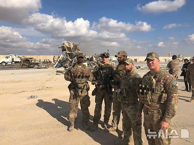 [안바르=AP/뉴시스] 2020년 1월13일 미군 병사들이 이라크 안바르의 아인 알-아사드 공군 기지에 서 있는 모습.