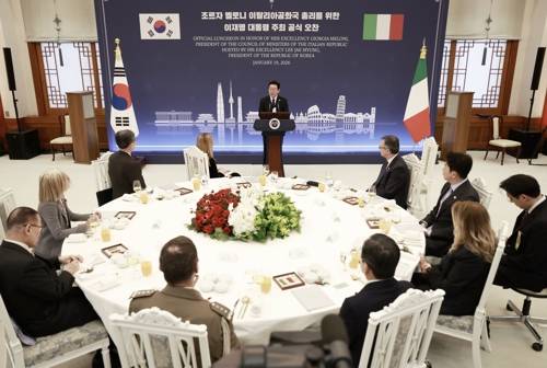 이재명 대통령, 이탈리아 총리와 공식오찬 이재명 대통령, 이탈리아 총리와 공식오찬     (서울=연합뉴스) 한상균 기자 = 이재명 대통령이 19일 청와대에서 열린 조르자 멜로니 이탈리아 총리 공식 오찬에서 환영사를 하고 있다. 2026.1.19     xyz@yna.co.kr (끝)   <저작권자(c) 연합뉴스, 무단 전재-재배포, AI 학습 및 활용 금지>