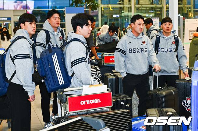 [OSEN=인천공항, 박준형 기자] 2026시즌 스프링캠프 1차 훈련 나서는 두산 베어스 선발대가 18일 인천국제공항을 통해 호주 시드니로 출국했다.선발대는 양의지 양석환 정수빈 김인태 김명신 최원준 이영하 이병헌이다. 본진은 23일 시드니로 출국해 1차 캠프를 진행한 뒤, 일본 미야자키에서 2차 캠프를 이어간다.두산 선수들이 수속을 밟기 위해 카운터로 이동하고 있다.  2026.01.18 / soul1014@osen.co.kr