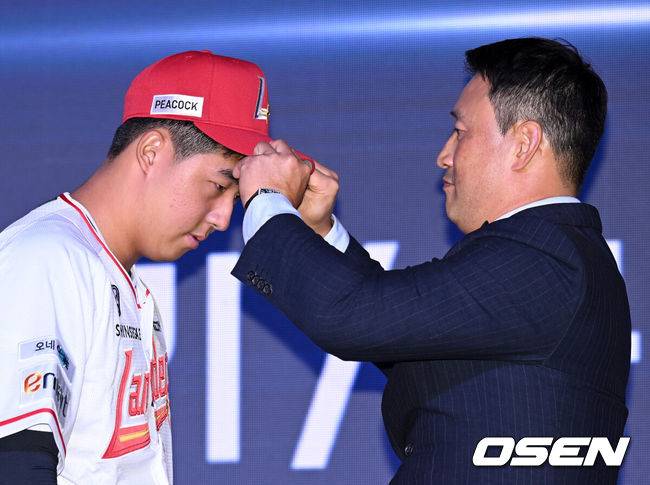 [OSEN=이대선 기자] 17일 오후 7일 오후 서울 롯데호텔 월드에서 ‘2026 KBO 신인 드래프트’가 열렸다.이번 드래프트는 전면 드래프트 방식으로 총 11라운드에 걸쳐 진행된다. 대상자는 총 1천261명으로, 고등학교 졸업 예정자 930명, 대학교 졸업 예정자 216명, 얼리 드래프트 신청자 51명, 해외 아마추어·프로 출신 선수 19명이다. 이 중 최대 110명이 KBO 10개 구단의 부름을 받게 된다.SSG에 지명된 대구고 김민준이 기념촬영을 하고 있다. 2025.09.17 /sunday@osen.co.kr