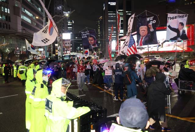 ▲윤석열 전 대통령을 지지하는 극우 단체가 19일 오후 명동 주한중국대사관 인근에서 반중 집회를 벌이고 행진을 시작하자 경찰이 명동거리로 향하는 길을 막고 있다. 김민석 국무총리는 이날 일부 반중 집회에 대해