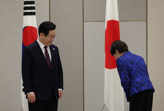 ▲ 13일 나라에서 열린 한일 정상회담에서 다카이치 사나에(오른쪽) 일본 총리와 이재명 대통령이 인사를 나누고 있다. ⓒAP=연합뉴스