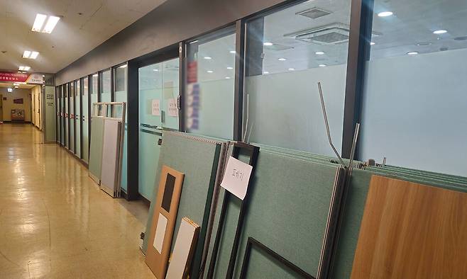 북한에 무인기를 보냈다고 주장한 대학원생이 활동한 A업체가 등록된 서울 광진구 한 대학의 학생지원센터 공유 사무실이 19일&nbsp;비어 있고 문 앞에는 사무용 집기가 버려져 있다.