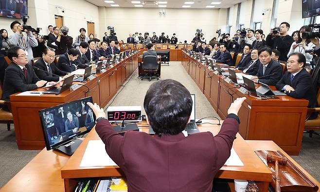 임이자 국회 재정경제기획위원회 위원장이 19일 서울 여의도 국회에서 열린 전체회의에서 이혜훈 기획예산처 장관 후보 청문회 개회를 두고 공방을 펼치는 여야 의원들을 중재하고 있다. 뉴시스