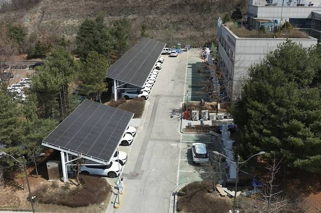 경기도청 북부청사 주차장 위 태양광 발전시설(경기도 제공)