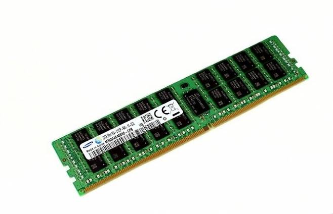 2014년 양산에 성공했던 삼성 20nm급 DDR4 8GB를 장착한 서버용 DDR4. 삼성전자 제공