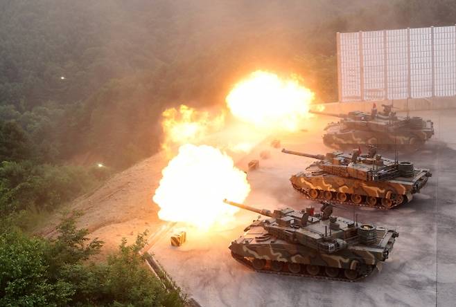 한국군 K2 흑표 전차가 실사격 훈련 중 주포를 발사하고 있다. K2 전차는 최근 해외 도입 검토가 잇따르며 한국 방산 수출의 대표 플랫폼으로 꼽힌다. 연합뉴스