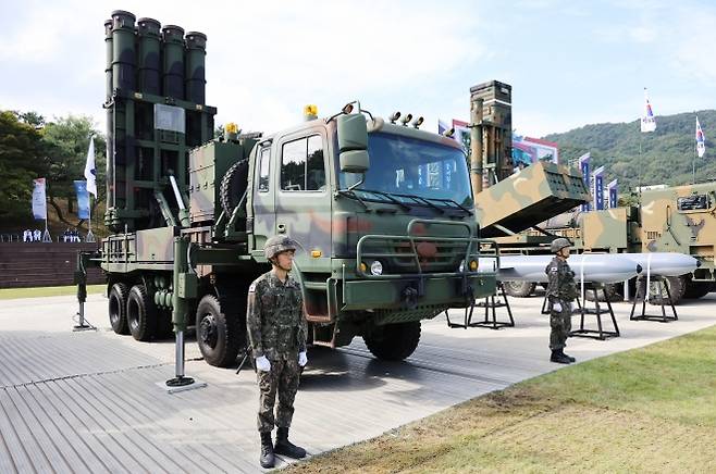 한국형 3축 체계 핵심 자산인 천궁-Ⅱ가 공개되고 있다. 국방부는 건군 77주년을 맞아 국군의 유·무인 복합체계 신무기를 공개했으며, 사진은 지난달 29일 국군의날 미디어데이 행사에서 선보인 천궁-Ⅱ 모습. 2025.10.1 연합뉴스