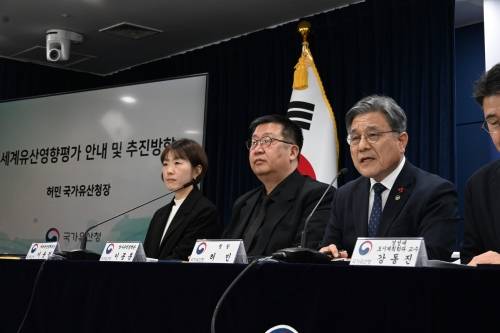 국가유산청은 19일 정부서울청사에서 전문가들과 함께 기자간담회를 열고 세계유산영향평가에 대해 설명한 가운데  허민(오른쪽 첫 번째) 국가유산청장이 발언하고 있다. 국가유산청 제공