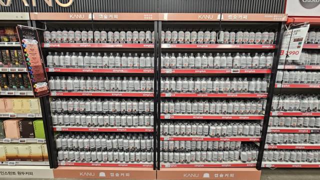 홈플러스 잠실점의 한 매대가 심플러스 제품으로만 채워져 있다.