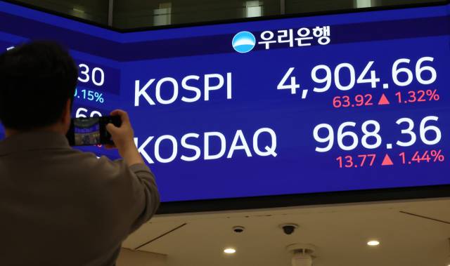 19일 서울 중구 우리은행 본점 로비에 코스피 종가가 표시돼 있다. 이날 코스피는 전장보다 63.92포인트(1.32%) 오른 4904.66에 장을 마치며 종가 기준 사상 최고치를 또 경신했다. 연합뉴스