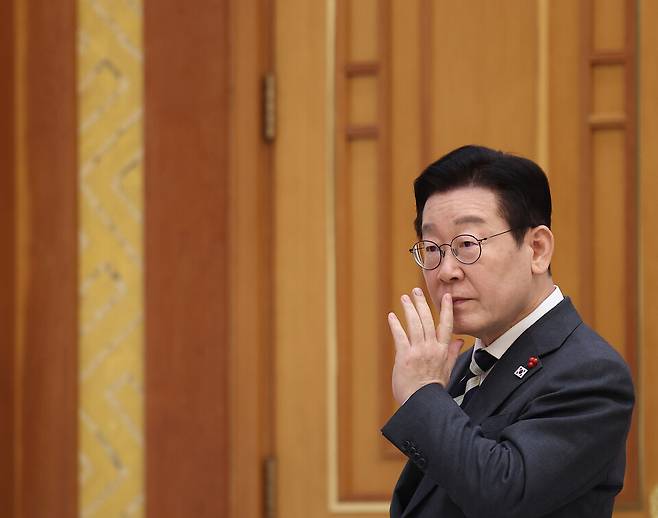 이재명 대통령이 1월16일 청와대에서 아소 다로 전 일본 총리와 면담에 앞서 권혁기 의전비서관과 대화하고 있다. ⓒ연합뉴스