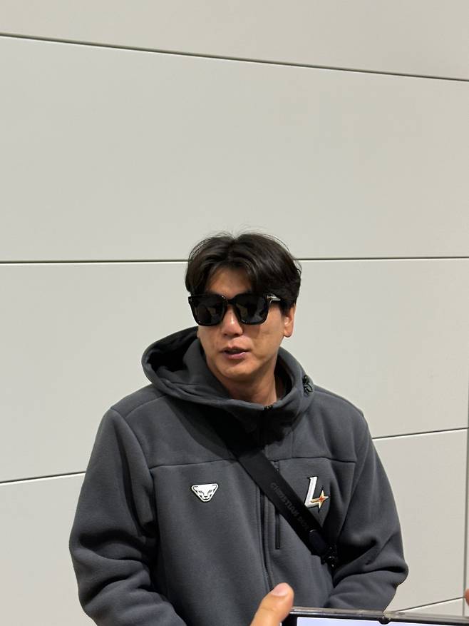 SSG 김광현이 19일 인천국제공항 제2터미널에서 취재진과 인터뷰를 하고 있다. 김광현은 미국 플로리다주 베로비치에서 열리는 스프링캠프 참가를 위해 베테랑으로&nbsp;구성된 7명의 선발대를 이끌고 이날 출국했다. 사진제공｜SSG 랜더스