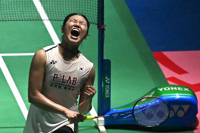 안세영이 18일 인도 뉴델리 인디라 간디 스포츠콤플렉스에서 열린 세계배드민턴연맹(BWF) 월드투어 슈퍼750 인도오픈 결승전에서 왕즈이(중국)를 꺾은 뒤 포효하고 있다. 작은 사진은 금메달을 걸고 기뻐하는 모습. 뉴델리|AFP·로이터연합뉴스