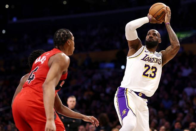 르브론 제임스가 19일 미국 캘리포니아주 로스앤젤레스의 크립토닷컴 아레나에서 열린 토론토 랩터스와 2025~2026 미국프로농구 정규리그 홈경기에서 슛하고 있다. 로스앤젤레스 | AFP연합뉴스